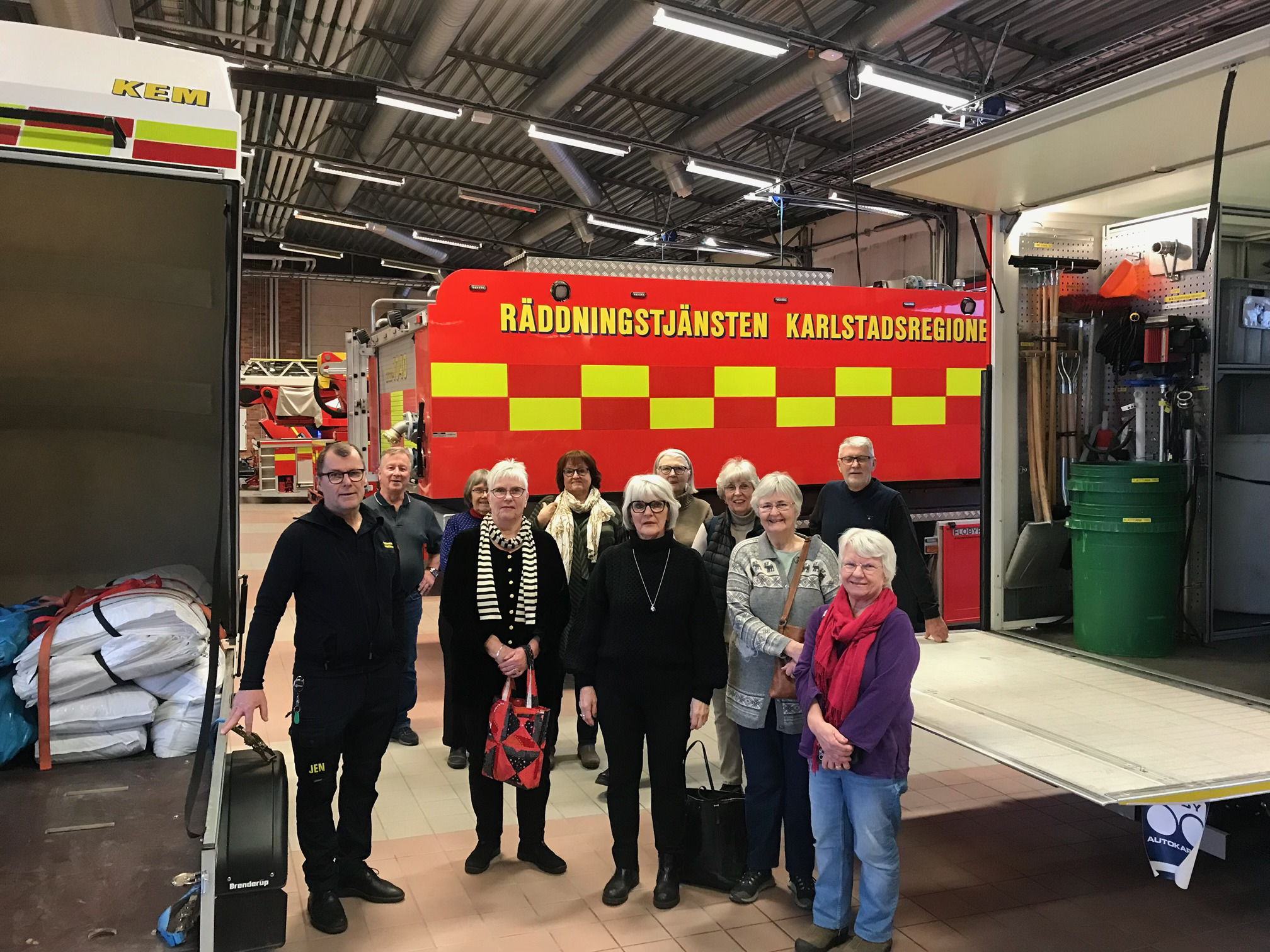 Medlemmar vid studiebesöket på brandstationen